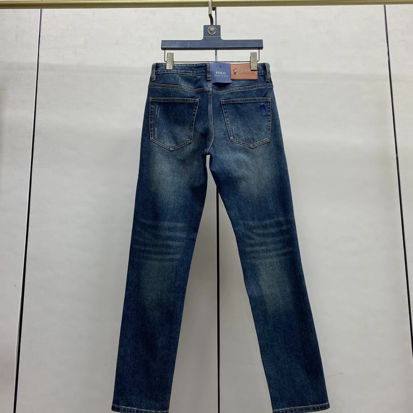 P230. 2025 Autumn and Winter European Counter New Style, Super A Purchasing Level Overseas Trading Company Order Source, Top Original High-end Men's Customized Fashion Slim Small Straight Jeans 999～6 Color: Heavy craftsmanship, fried sand and water, picture color Size: 29-40 Fabric: Denim washed jeans! Luxurious experience. Customer-supplied trade channel. The simple and charming classic trousers are made of customer-supplied denim. The texture is thick, comfortable and breathable. The high-quality tailoring is top-notch, and the overall design is very refined. The cuffing design on the inside and outside is perfect, and the use of poly-strand mechanical needle edge-sealing technology highlights the brand's luxurious inner charm. The brand logo is full and thick, and the chiseled buttons are thick and rigorous, bringing a new fashion taste to this mediocre trousers!  Excipients: Complete with three standards